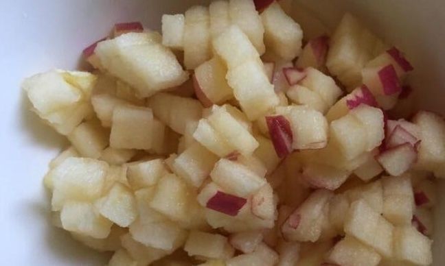 一日三餐|入秋后，此果正当季，2块钱1斤，用来做早餐饼酸甜又软糯，太香了