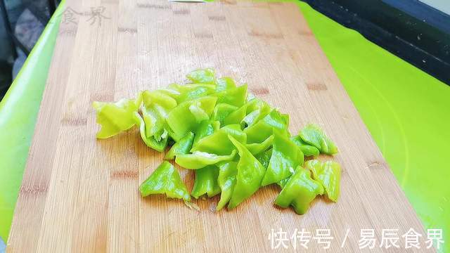 茄子土豆青椒，又一道东北名菜地三鲜，请叫它素菜领袖-地三鲜
