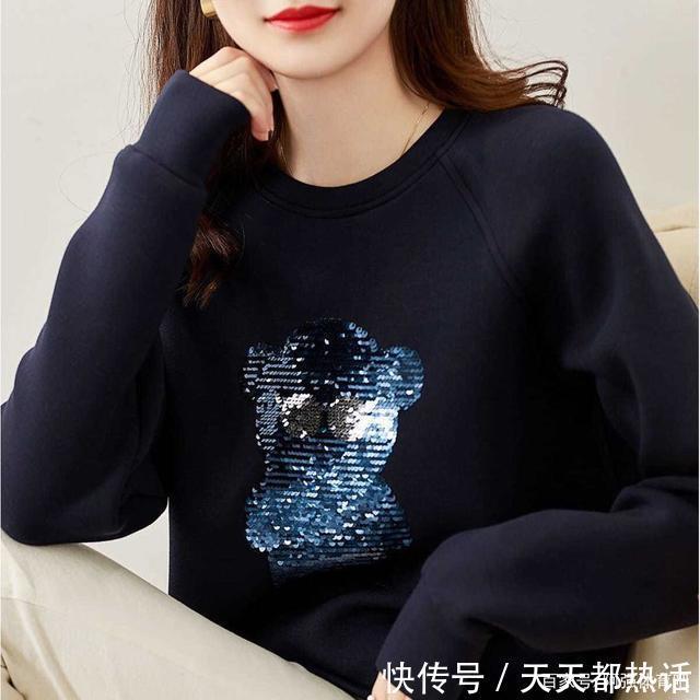 深秋后,建议试试穿“小熊卫衣+老爹裤”,上身洋气又减龄!