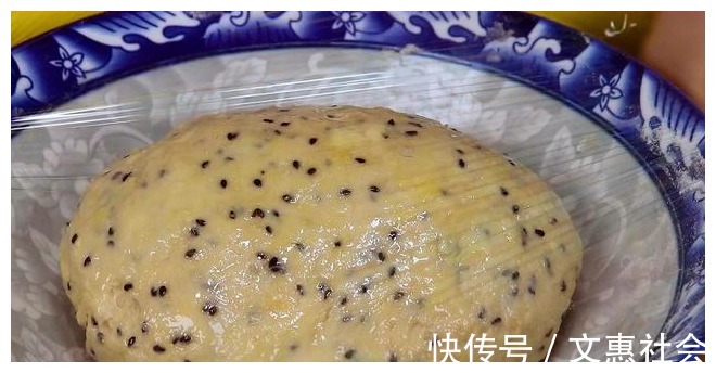 食用盐|鸡蛋别再炒着吃，加1把芝麻，这做法实在太香了，全家都爱吃