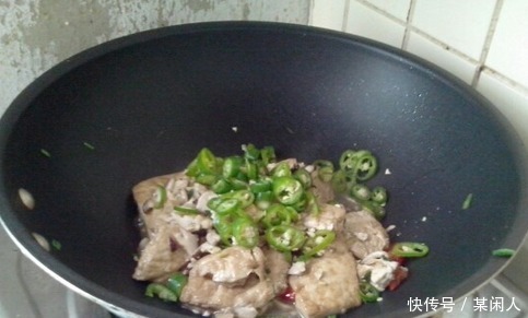 炒豆腐时,不要直接下油锅,多做这一步,香酥嫩滑,吃着比肉香!