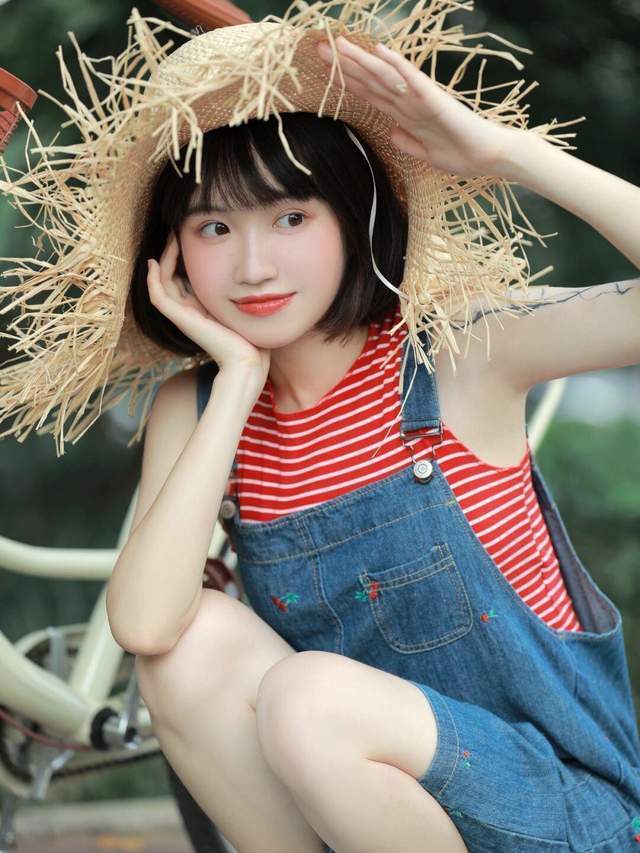 上衣|早秋穿这些就够了!牛仔背带裙+红色条纹上衣,实用又百搭