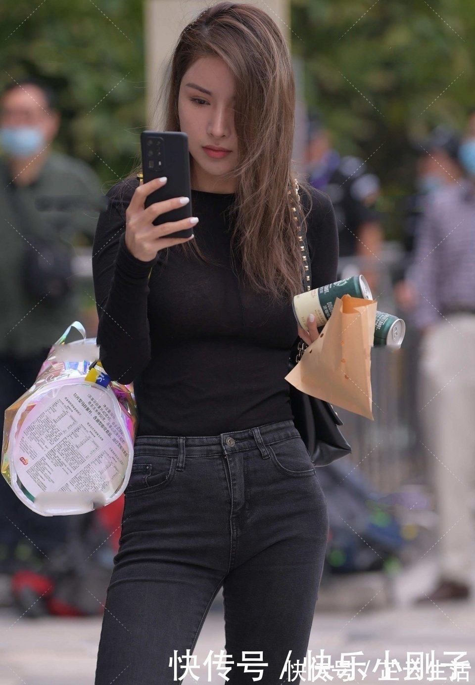 美女|在街头无意拍到的一幕,最后被这位美女暖到了,忙完一起吃个饭吧