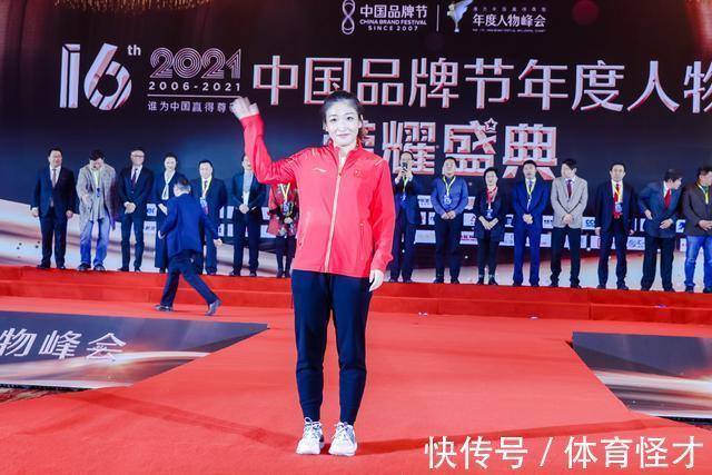 国乒女将|刘诗雯当选中国十大品牌年度人物，喜获“国乒女将，巾帼英雄”称号