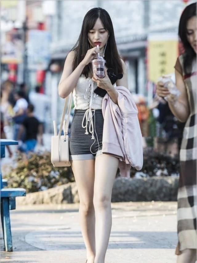 街拍美女漂亮的女人需要的是优雅,而不是浓妆艳抹
