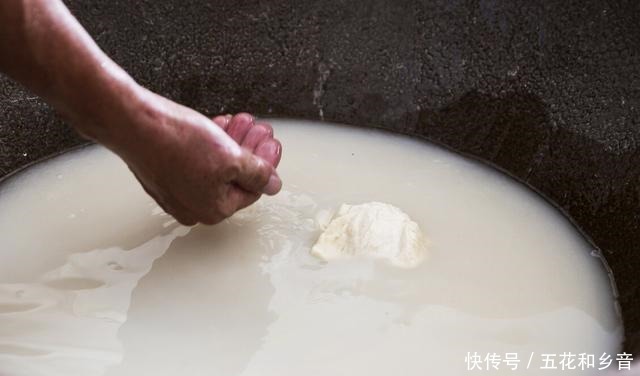 糯米酒这样做,温度掌握好三天就出酒酿,口感顺滑微甜软糯有嚼劲