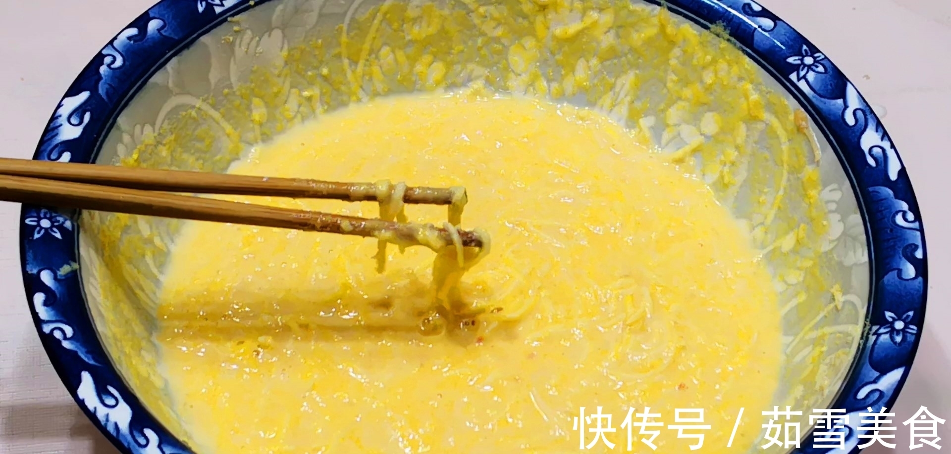 玉米面|玉米面又出新吃法,我家早餐隔三差五吃,比油条简单,比包子香