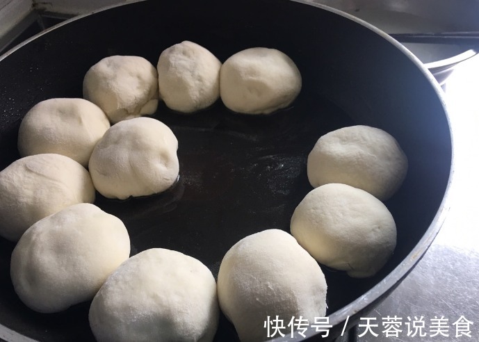做水煎包，该用什么水很多人都做错，所以包子口感不脆，不好吃