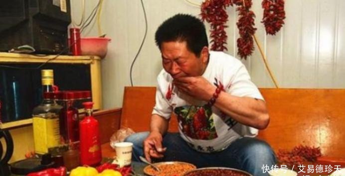 他是中国的辣王，每天5斤辣椒配白酒，如今已失去“笑容”