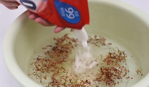 香烟加洗衣粉泡一泡太厉害了,10个家庭9个都需要,一年省不少钱