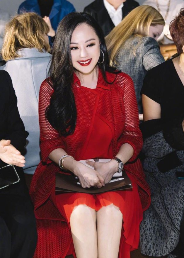 章小蕙真会穿！微胖身材穿大红裙显得高级贵妇感，不愧是名媛本媛