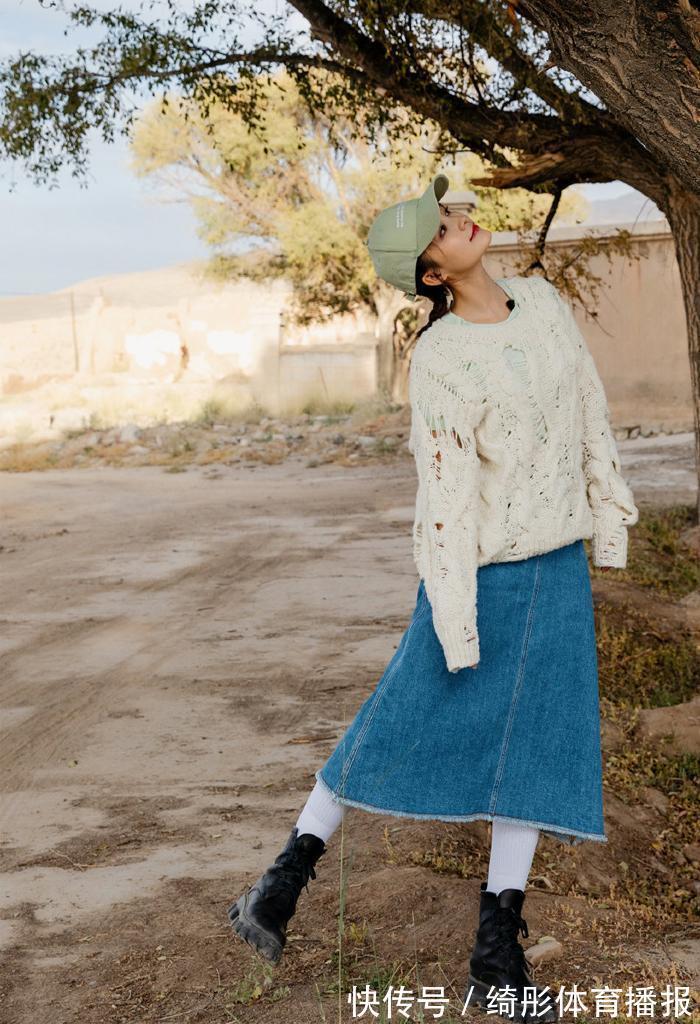 毛衣 穿毛衣别再搭配牛仔裤了,显胖没气质,试试这四种搭配,显瘦优雅