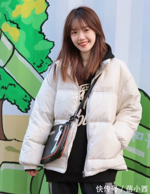 牛仔裤|“羽绒服+牛仔裤”=秋冬洋气搭配,兼具时髦和保暖,太高级了!