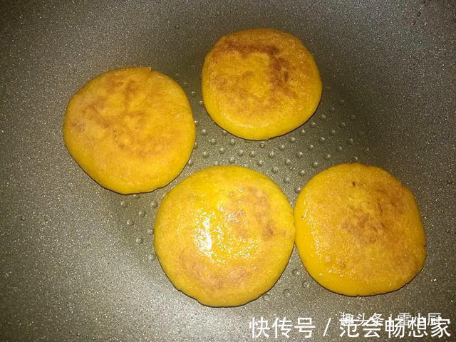 南瓜饼这么做,吃了一个还想吃一个,又香又糯!