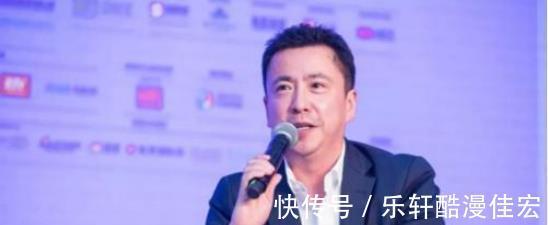 华谊千金王文也官宣当导演，坐监视镜前有风范，与前辈同台惹争议