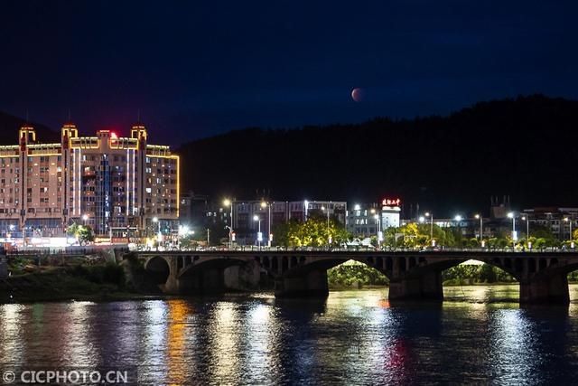 王正 “红色月全食”与“超级月亮”齐现夜空