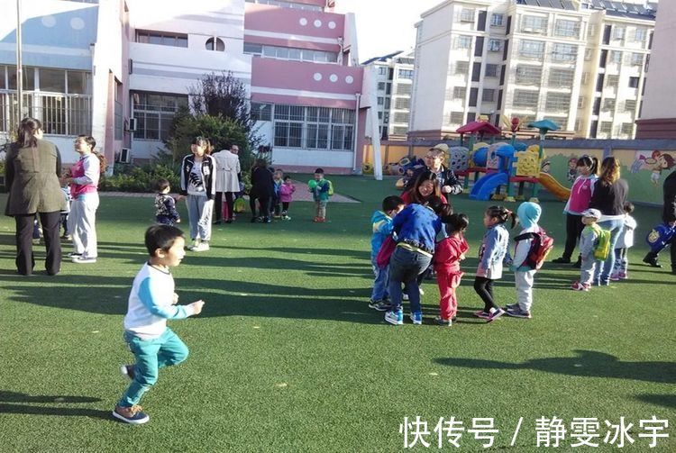 父母|幼儿园放学,家长的三种接娃方式,不光老师讨厌,对孩子危害极大