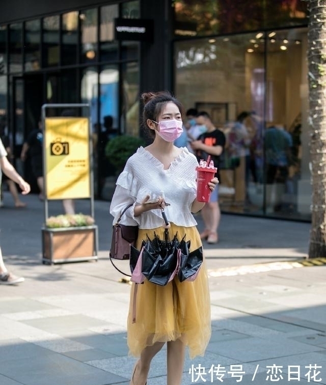 高跟鞋|路人街拍，美女黑色丝袜搭配经典的黑色高跟鞋，非常吸睛