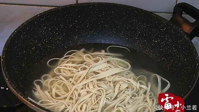 冬季当家菜,一块钱一斤,煮了一大锅,都喊没吃够,再来一锅,服