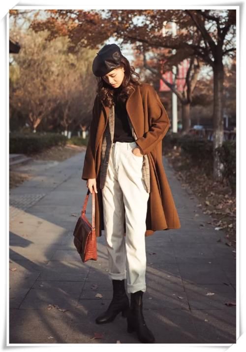大地色不止属于秋冬，开春也能穿，气质上很优雅