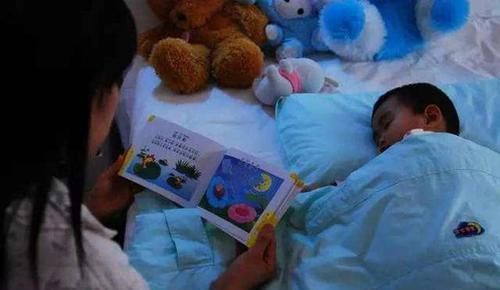 父母|“佛系”父母带娃睡觉火了,网友父母才是真爱,孩子只是附带