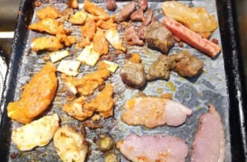  暗示|吃烤肉的时候服务员问你换不换纸，实际上是一种暗示，聪明人秒懂