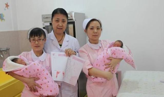 老辈人|妈妈困了想休息,担心双胞胎乱爬不安全,想到个妙招,太有才了