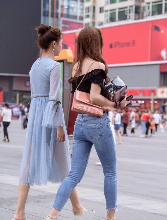时尚秀|街拍时尚秀：时尚小妹性感穿搭，尽显成熟韵味