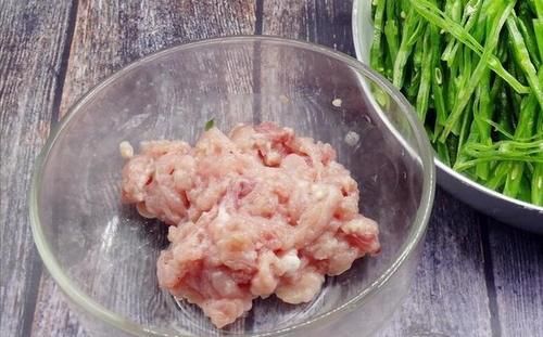 鲜嫩|炒瘦肉，总是发硬怎么办？别再直接下锅炒，做好这1步，鲜嫩滑口