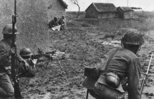 扔掉|八路哨兵发现有个日军，抬手就是一枪，走近一看，他扔掉枪哭了起来