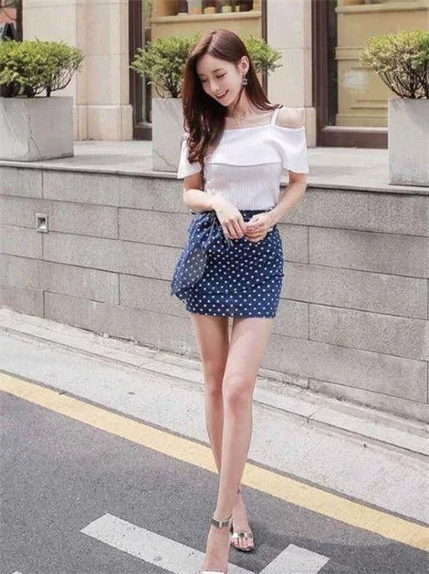 街拍:小姐姐颜值高身材好,一双修长的美腿,特别吸睛