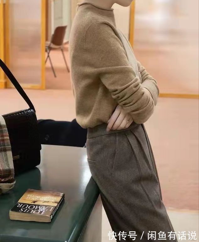 穿搭 真正优雅的中年女人,冬天都在穿“毛衣+奶茶裤”,保暖又显气质