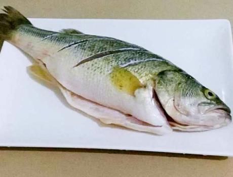 料酒|清蒸鲈鱼时,别再加盐和料酒了,厨师分享正确做法,鲜香还不腥
