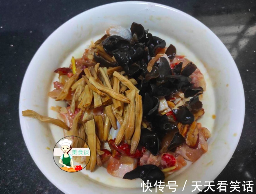 木耳跟此菜是绝配,蒸一蒸就好,营养好吃不上火,常吃提高免疫力