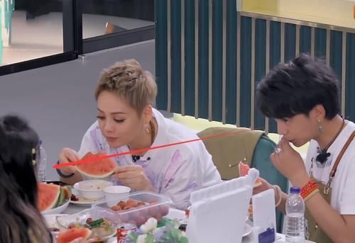 周也学做饭满头大汗,脱妆后油光满面不像23岁,丁真看完呆住了