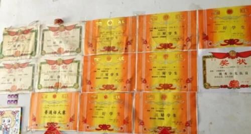 奖状|宝宝奖状拿到手软，母亲却笑不出来，网友：这能笑得出来？