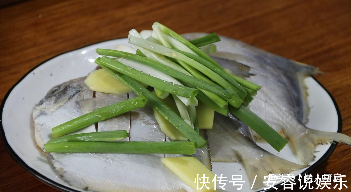 鲳鱼怎么做好吃教你做椒盐鲳鱼,外酥里嫩,皮不破肉不散