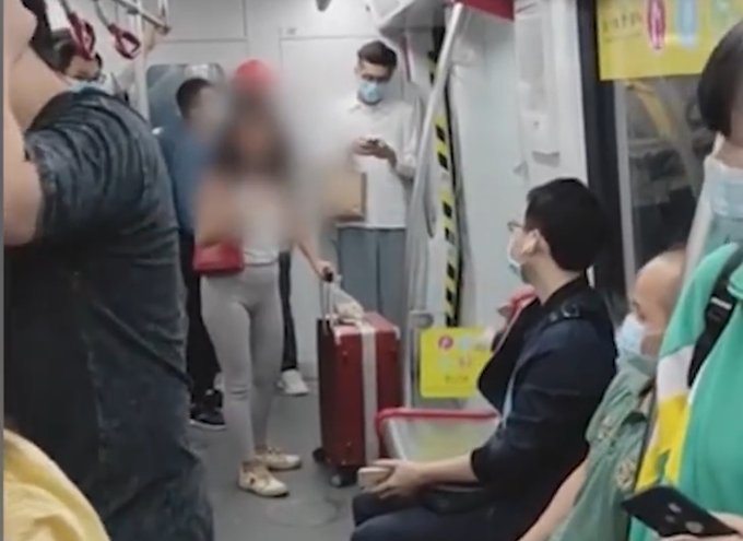 女子广州地铁上扔瓜子壳,还用英文怼乘客,