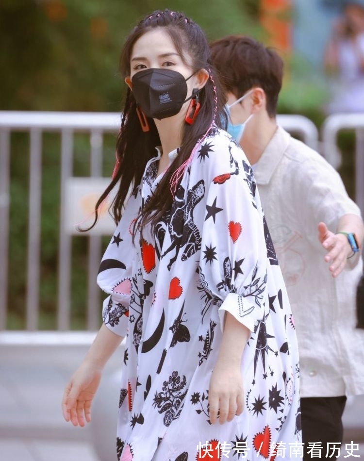 颖宝|谢娜回归快本直播!线上观看人数破千万!赵丽颖加入娜娜回归首秀