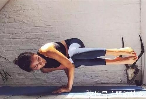 垫子|一个不太常见的瑜伽体式,挑战核心和手臂力量,你解锁了吗