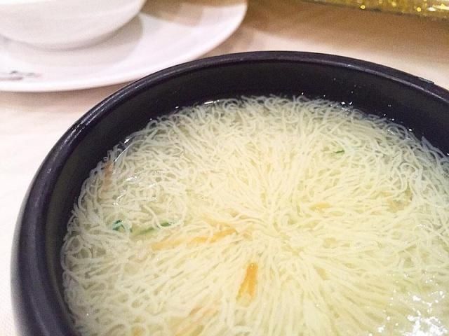 大厨|日本厨师炫刀工,将豆腐切成菊花,中国大厨笑道不过是雕虫小技