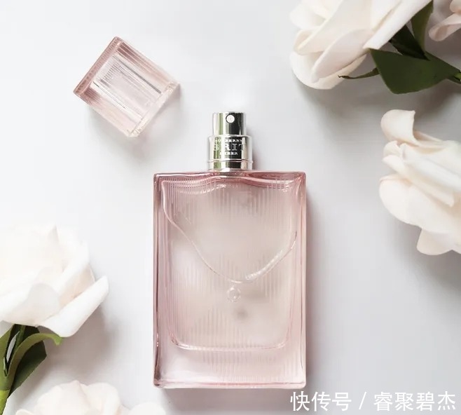 如何看待化妆品中添加的香精?它对皮肤有害吗