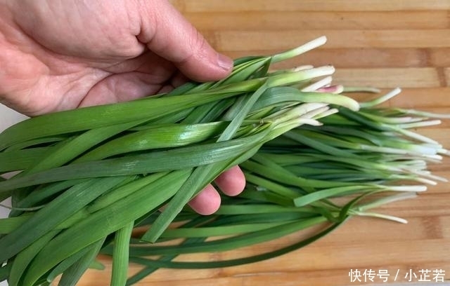 爱吃韭菜的要注意，这样韭菜不要买，白给都不要，现在知道还不晚