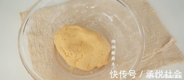 年糕不用买,自己做也很简单,咬一口,还会爆浆