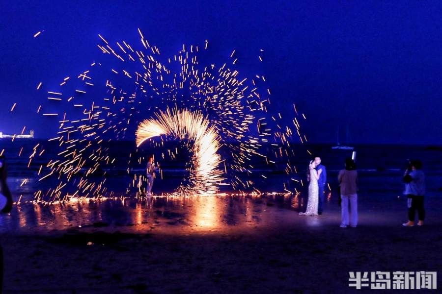 吴璟|夜青岛，看这里⑦丨海浪、清风、炫丽、爱情……这里是青岛最浪漫的海滩！