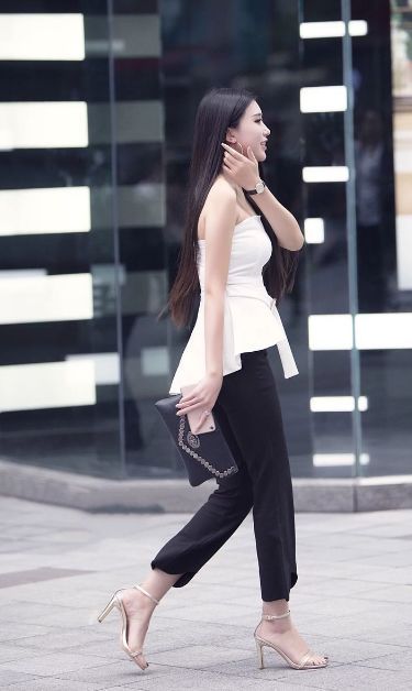 街拍：浅绿吊带配热裤，美腿配高跟，尽显小美女时尚风采