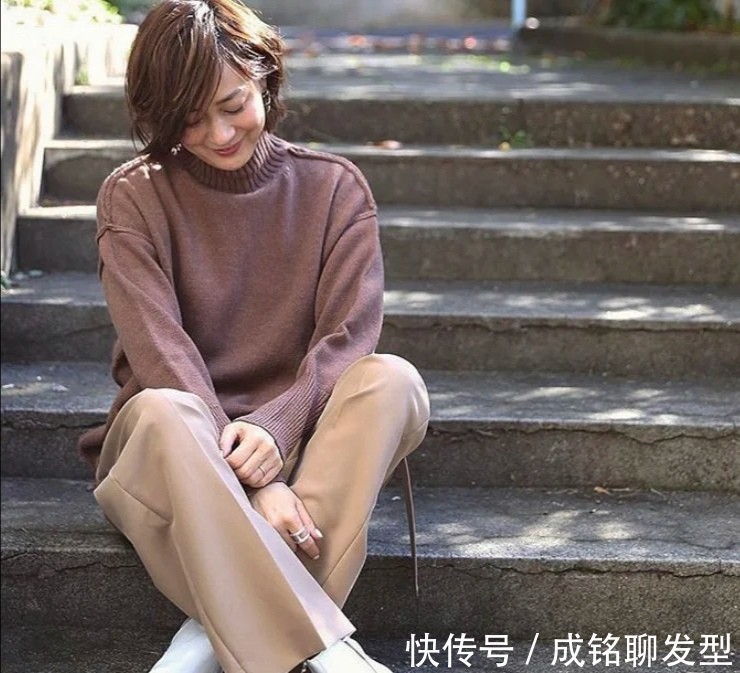 时尚|五十岁的女人别乱穿,这几位姐姐的简约风穿搭,时尚大气又显年轻