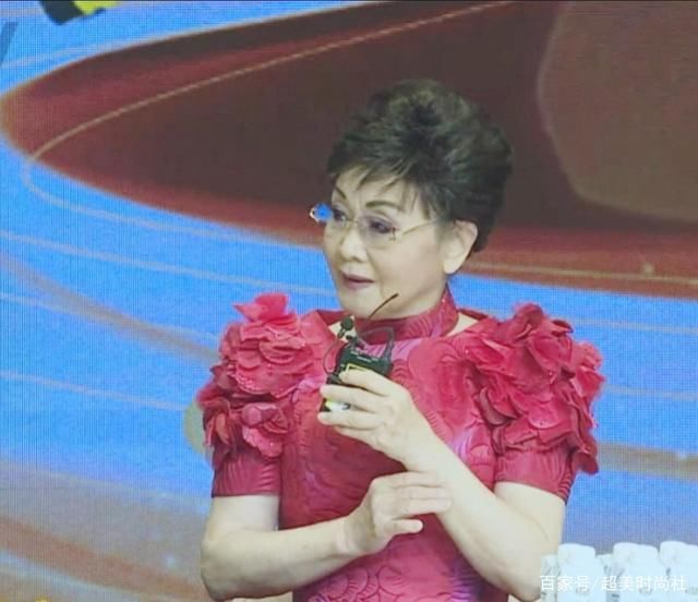 李谷一穿國風長裙上綜藝，76歲臉上未見皺紋，同框蔡明太有活力