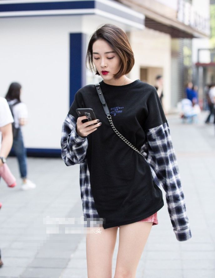 街拍:美女黑色大T恤搭配短裤,身材娇小可人,唯美大气