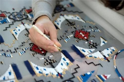 奢侈品|有一种“娇贵”叫香奈儿的衣服,一沾水就报废,图案竟是现场画上去的